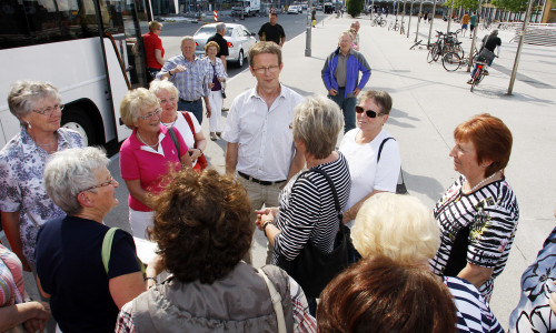 Oberbürgermeister Klaus Mohrs bittet lädt ein zur Stadtrundfahrt. Foto: regios24/Sebastian Priebe