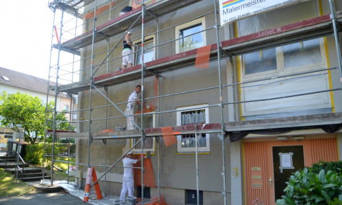 Ein Maler-Team nimmt sich der Fassade an. Diese bekommt bald
kräftige Farben. Foto: Privat