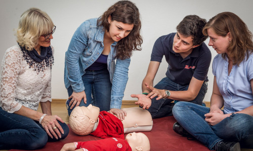 Schnelles und richtiges Helfen bei kleinen Patienten lernen. Foto: Johanniter-Medienservice