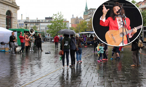 Einige Straßenmusiker trotzten dem schlechten Wetter und unterhielten ihre Zuschauer. Fotos: Nick Wenkel