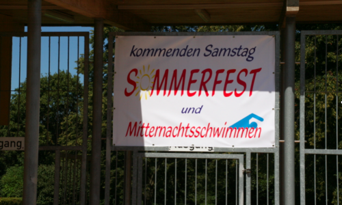 Am Eingang zum Freibad am Elm in Hemkenrode wird das Sommerfest angekündigt. Foto:  (Diethelm Krause-Hotopp):