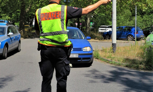 Ein Polizist winkt raus. Foto: Polizei