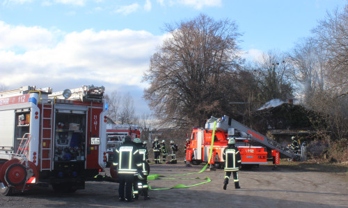 Hinter dem Bahnhof geriet ein altes Gebäude in Brand. Fotos: Anke Donner