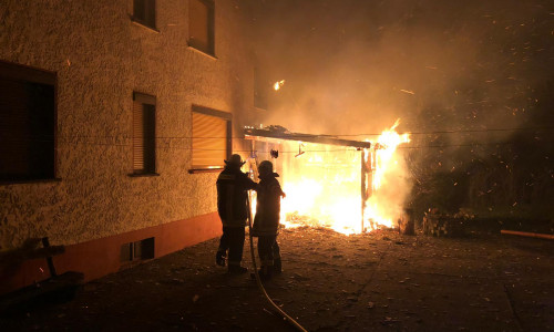 Die Feuerwehr konnte das Feuer im Carport schnell unter Kontrolle bringen. Foto: Wermuth