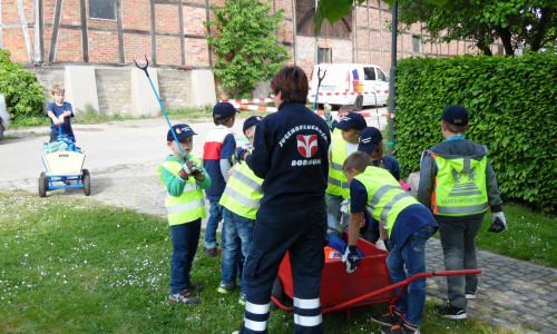 Mit einem Müllwagen und einem Versorgungswagen zogen die Mädchen und Jungen zusammen mit ihren Betreuern durch den Ort. 
Foto: Presseteam FF SG Oderwald – Felix Kunze  