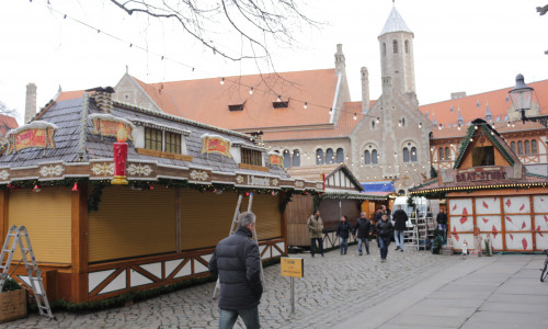 Der Weihnachtsmarkt wird aufgebaut. Foto/Video: Robert Braumann