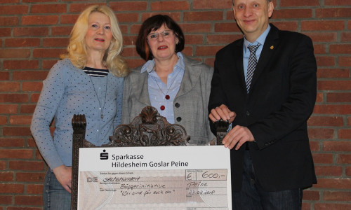 Sabine Nordmeyer und Ina Wirth besuchten den Peiner Bürgermeister Kaus Saemann um ihm für „Wir sind für Euch da“ eine Spende zu überreichen. Foto: Stadt Peine