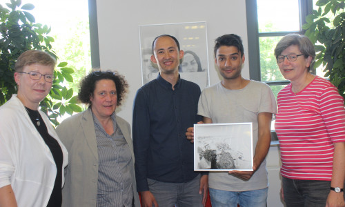 Jeannette Erxleben, Iris Selke, die Fotografen Mohamad und Amini und Sigrid Schaper bei der Ausstellungseröffnung in der Stadtbücherei. Fotos: Anke Donner