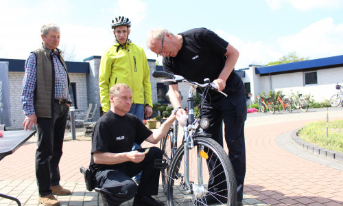 Wenn das Fahrrad sicher war, gabs von Michael Klusmann (hockend) und Gerhard Lehner (r.) die begehrte Plakette. Foto: Julian Bergmeier 