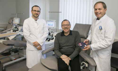 Chefarzt Dr. Henk Garritsen (rechts) und Mitarbeiter des Blutspendedienst Bastian Heuer freuen sich gemeinsam mit Spender Ekkehard Mamat über die 200ste Spende. Foto: Klinikum Braunschweig/ Peter Sierigk