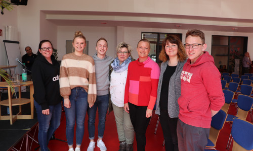 Dunja Kreiser zusammen mit den Schülern. Foto: Henrik Hamann, Büro Dunja Kreiser