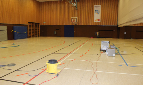 Der Landkreis Goslar hofft, dass die Arbeiten in der Sporthalle Vienenburg schnell voranschreiten. Fotos: Anke Donner