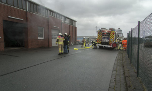 Dichter Rauch drang bei Eintreffen der Einsatzkräfte aus der Werkstatt. Fotos: Feuerwehr Schöningen