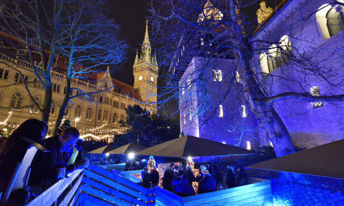 Stimmungsvoll beleuchtet sind die Weihnachtsmarkt-Flöße im historischen Burggraben ein außergewöhnlicher Blickfang. Foto: Braunschweig Stadtmarketing GmbH / Daniel Möller