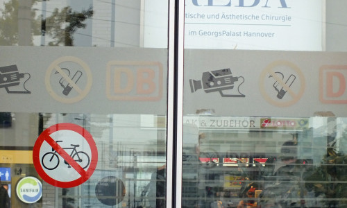 Hinweis auf Videoüberwachung im Bereich des Hauptbahnhofes Braunschweig. Foto: Achim Klaffehn