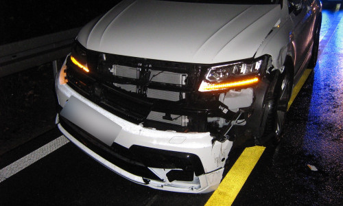 Das Auto wurde durch den Unfall schwer beschädigt.