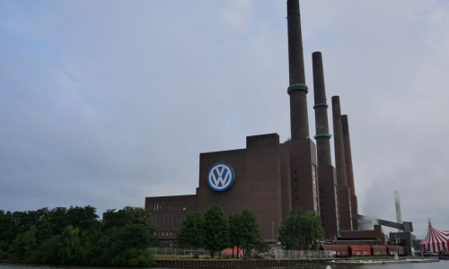 Bei Volkswagen in Wolfsburg laufen die Bänder weiter. (Symbolbild)