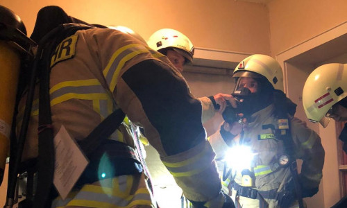 Die Feuerwehrleute mussten unter Atemschutz in verrauchte Wohnung.

Foto: Freiwillige Feuerwehr Schöningen