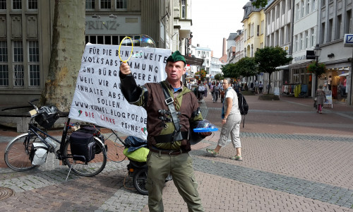 Im Robin Hood Kostüm und mit großen Seifenblasen wirbt Roland Kümel für mehr Demokratie. Foto: privat