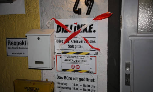 Am Freitag wurden an einigen Parteibüros Plakate aufgehängt. Die Fraktionen fanden die Aktion nicht so lustig. Foto: Rudolf Karliczek