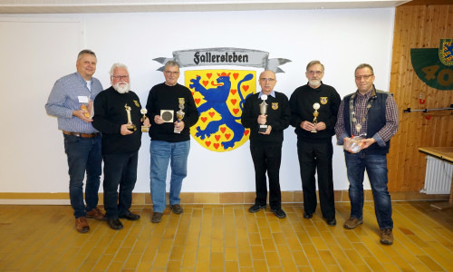 Die Pokalsieger des Gästeschießens. Von links: Jürgen Schubert, Friedrich Wandschneider, Hans-Joachim Prox, Reinhold Hertig, Rolf Hungerland und Detlev Moser. Foto: Feuerwehr