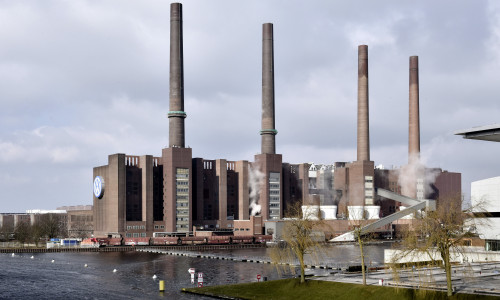 Es ist vorgesehen, im sogenannten „Heizkraftwerk Nord/Süd", einer Art Wahrzeichen des Werks Wolfsburg, die Kohlekessel durch eine Gas- und Dampfturbinenanlage (GuD-Anlage) und drei Heißwasser-Kessel zu zu ersetzt. Fotos. Volkswagen