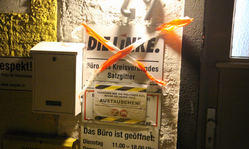 Das Büroschild wurde mit Flatterband abgehangen. Darunter eine Nachricht der Täter. Fotos: Rudolf Karliczek