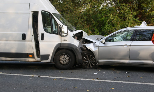 Ein Kleintransporter und ein Auto stießen frontal in Thiede zusammen. Foto: Rudolf Karliczek. 