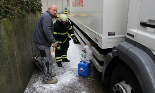 Mit Ölbindemittel wurde der Dieselkraftstoff aufgesaugt. Foto: Max Förster