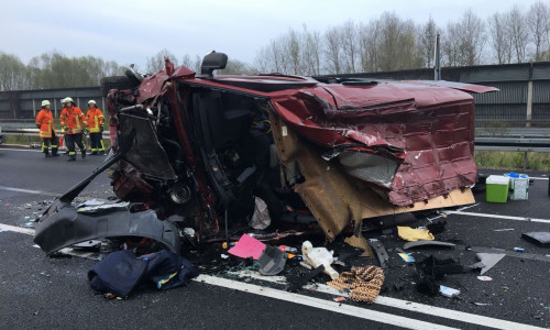 Am Sonntagmorgen kam es zu einem schweren Unfall auf der A2 bei Braunschweig Nord. Die Autobahn ist derzeit voll gesperrt. Fotos: aktuell24/kr
