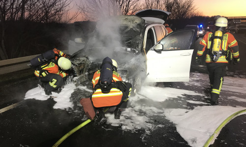 Der Motorraum des Autos wurde durch das Feuer vollkommen zerstört. 
