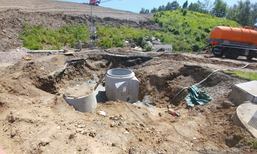 Die Arbeiten zur Sanierung der ehemaligen Hausmülldeponie Morgenstern liegen trotz des jüngsten Zwischenfalls im Zeitplan. Hier zu sehen ist der aktuell fertiggestellte Sickerwasserschiebeschacht. Foto: Landkreis Goslar