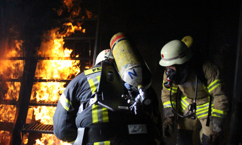 Die Kameraden der Feuerwehr bekämpfen den simulierten Wohnungsbrand. Fotos: Nick Wenkel