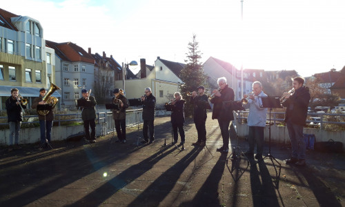 Die Blaskapelle tritt in der Weihnachtszeit traditionell vor den Kreishäusern in Peine auf.

Foto: Landkreis Peine