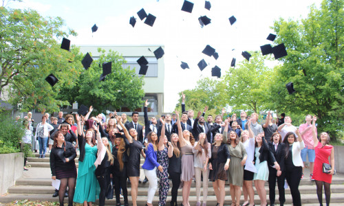 Die Absolventen der Erich Kästner Hauptschule freuen sich über ihren Abschluss. Foto: Max Förster