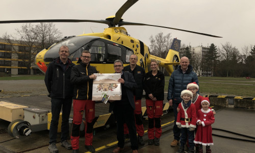 Dr. Ulrich Heida, Pilot Thomas Kriegenhardt, Thomas Pink, Dr. Carsten Bohlens, Eileen Neumann, Dr. Tobias Jüttner  und die Weihnachtskinder Wim, Julius und Nike. Fotos (7): Marc Angerstein