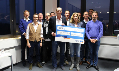 Die Eintracht Stiftung freut sich über 9.000 Euro, die Miriam Herzberg am Freitag von Sven Streiff und den Mitgliedern des Unternehmerstammtisches überreicht bekam. Foto: Alexander Dontscheff