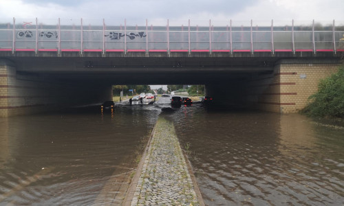 Schwere Behinderungen rund um die A2 bei Peine - binnen kürzester Zeit stand diese Unterführung unter Wasser. Foto/Video: Aktuell24(kr) 