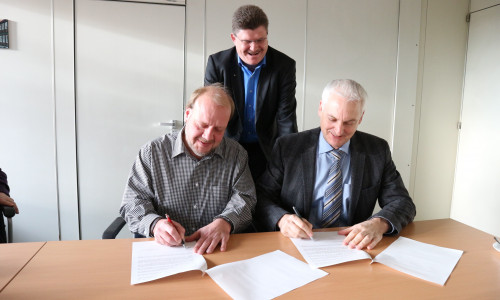 Vertreter beider Schulen unterzeichneten gestern einen Kooperationsvertrag. Foto: Gymnasium am Bötschenberg