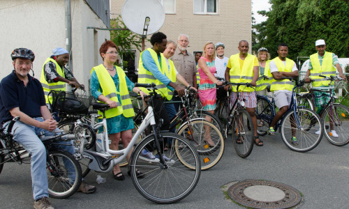 Asylbewerber mit den neuen Fahrrad-Schutzwesten. Foto: Privat