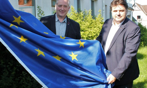 Hissen als Zeichen für Europa die Flagge mit den zwölf goldenen Sternen: Der CDU-Kreisvorsitzende Frank Oesterhelweg (l.) und sein Stellvertreter Uwe Schäfer. Foto: Andreas Meißler