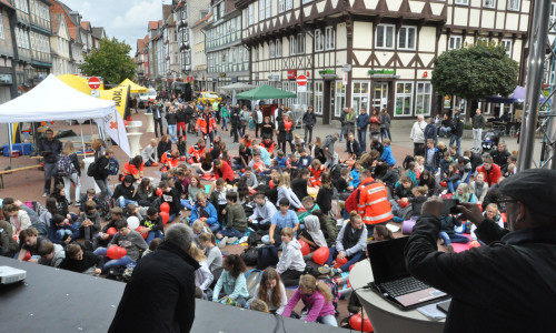 Flashmob: Rund 100 Wolfenbütteler wurden zum Wiederbelebungs-Flashmob in der Fußgängerzone. Sie simulierten die Herzdruckmassage an Luftballons. Fotos: DRK
