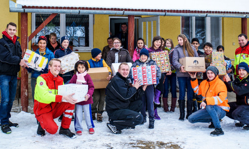 Die Johanniter Weihnachtstrucker überbrachten auch in diesem Jahr wieder zahlreiche Hilfspakete an Personen in Osteuropa. Foto: Saskia Rosebrock