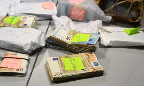 170.095 Euro Bargeld verteilt auf Tüten und Pakete. Foto: Zoll
