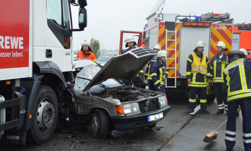 Auf der A39 kollidierte heute morgen ein LKW mit einem ins schleudern geratenem Auto. Fotos: Freiwillige Feuerwehren der Gemeinde Cremlingen