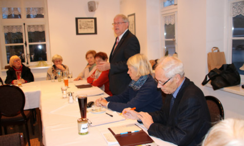 Jochen-Konrad Fromme (stehend) diskutierte mit den Senioren. Kreisvorsitzende Monika Bötel  (2.von rechts) moderierte die Diskussion. Foto: DLS