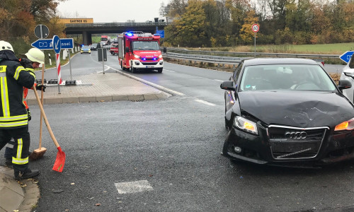 An der Anschlussstelle der A 39 zur B 6 kam es zum Unfall. Fotos: Feuerwehren der Samtgemeinde Baddeckenstedt