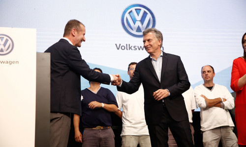 Volkswagen Markenchef Dr. Herbert Diess und Argentiniens Präsident Mauricio Macri verkünden die Investitionen im argentinischen Volkswagen Werk Pacheco. Foto: Volkswagen AG