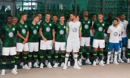 Die Spieler des VfL Wolfsburg im neuen dunkelgrünen Trikot. Foto: Jens Bartels/Archiv