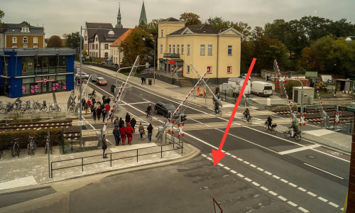 Die Stadt plant keinen neuen Zebrastreifen am neuen Bahnübergang zu errichten. Foto: Thorsten Borchers, Montage: Jan Borner